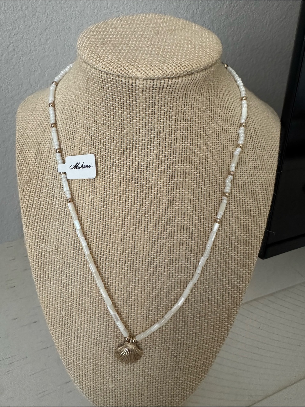 Fashion White Pearl Beaded Necklace with Gold Shell Pendant